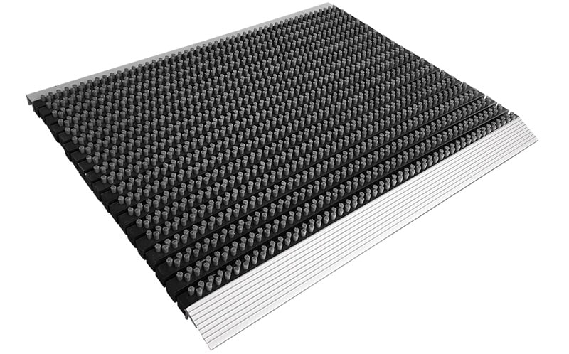 ADmat Borstelmat van A&D Logomat B.V. Bijvoorbeeld een ADmat Borstelmat van A&D Logomat B.V. Deze Borstelmat is nét iets breder (90 x 60 cm) dan de standaard Borstelmat, zodat deze beter voor de voordeur past.