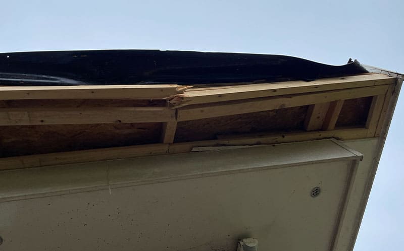 Een valwind heeft schade aan het dak toegebracht.