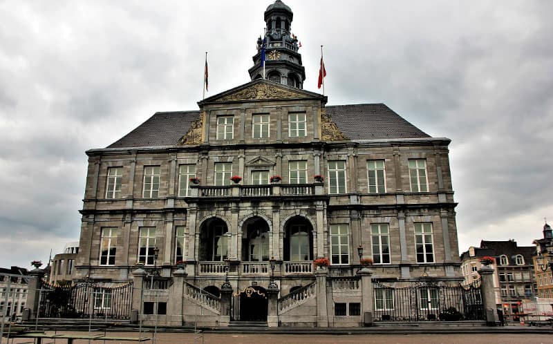 Het gemeentehuis van Maastricht in Limbrug.
