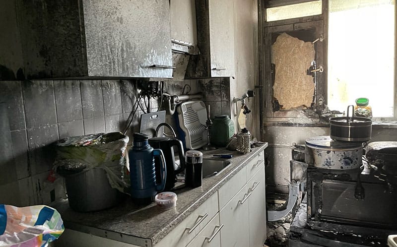 Ook de keuken heeft veel schade opgelopen door de brand. Onder andere rook- en roetschade.