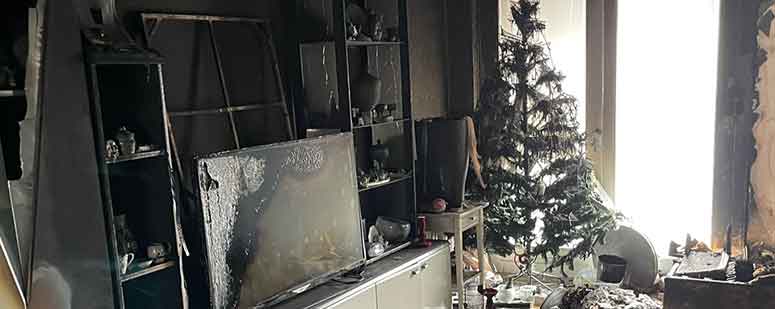 Kerstboom in brand en het huis is onbewoonbaar, wat nu?