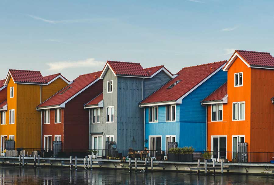 Kleurrijke huizen in Reitdiephaven. Wij zorgen ook voor expertise bij schade in Groningen