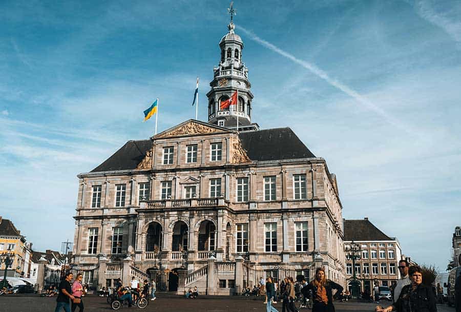 Het stadhuis van Maastricht. Ook in Limburg zijn we te vinden in geval van schade aan woningen.
