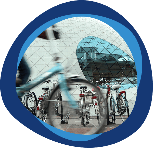 De Blob in Eindhoven met fietsen op de voorgrond. Onze schade-expert komt ook in Noord-Brabant.