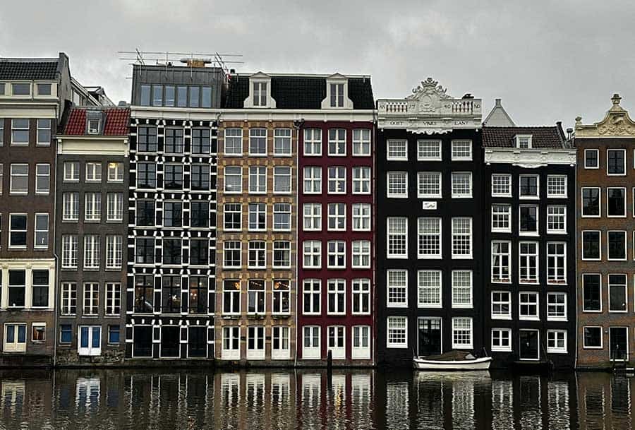 Grachtenhuizen in Amsterdam. Wij komen regelmatig in Amsterdam en omgeving helpen met onze contra-expertise.