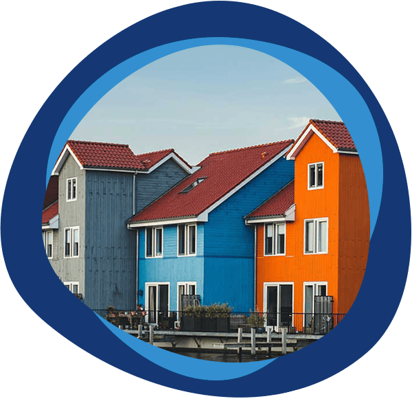 Kleurrijke huizen in Reitdiephaven. Wij zorgen ook voor expertise bij schade in Groningen. Wij helpen gedupeerden in heel Nederland, dus ook in Groningen. Bijvoorbeeld in Sauwerd.