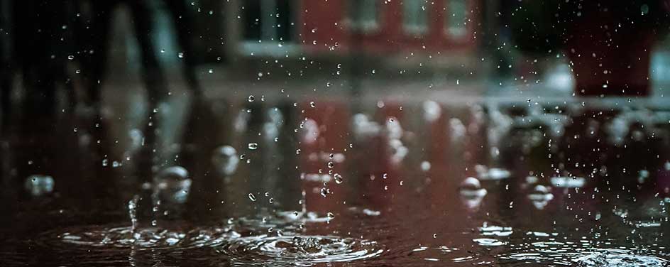 Druppels water die de indruk moeten wekken dat er sprake kan zijn van waterschade na een storm.
