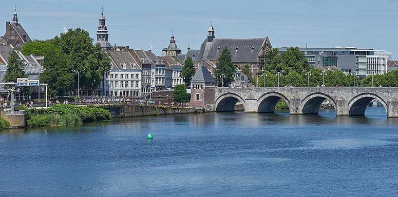 De maas die dwars door Limburg stroomt kan soms leiden tot wateroverlast. Hulp van onze schade-expert kan dan dringend nodig zijn.